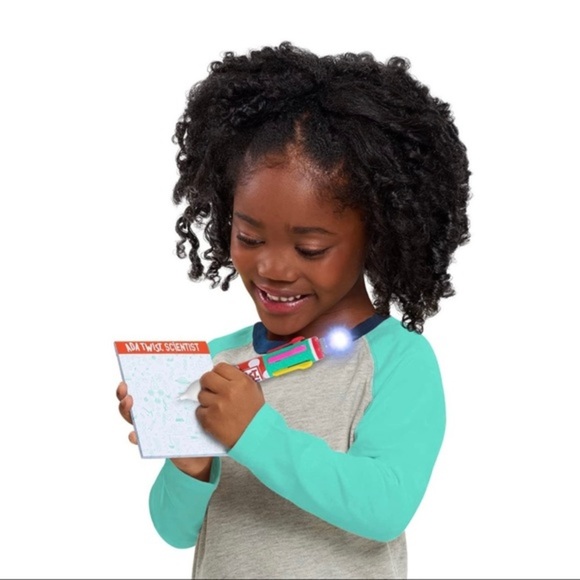 Ada Twist, Scientist Light & Reveal Pen w/ Invisible Ink - Picture 4 of 6